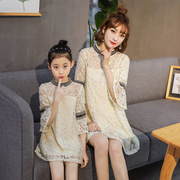 2019春装亲子装韩版母女装，连衣裙蕾丝镂空长袖连衣裙时尚休闲