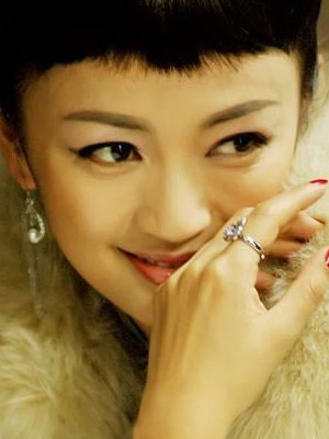 30<em>怎样扎出蓬松的发型</em>+大龄女星扮嫩靠发型_