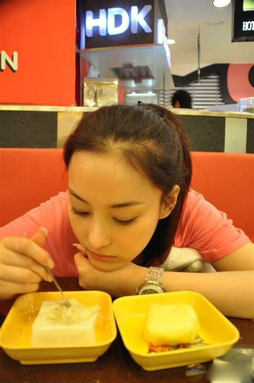 美女<em>图片</em>网络第一美女红人<em>张馨予</em>的生活照 - g