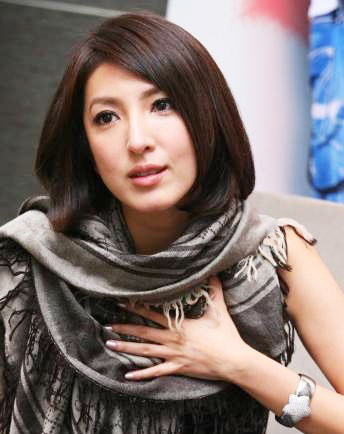 绝对减龄 败犬女王<em>圆脸</em>适合的中长发春季<em>美发</em>