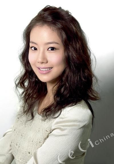 盘<em>头发</em>技巧的可爱发型9位<em>韩国女明星</em>的卷发保